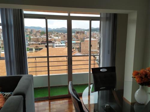 una sala de estar con vistas a la ciudad desde una ventana en Elite Apartment 2 en Cusco