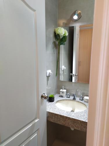 łazienka z umywalką i wazonem z kwiatami w obiekcie Elite Apartment 2 w Cuzco