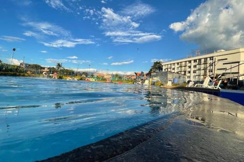 Poolen vid eller i närheten av Apartamento cerca parque del Café con Piscina