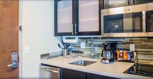 Dapur atau dapur kecil di Staybridge Suites Denver Downtown, an IHG Hotel