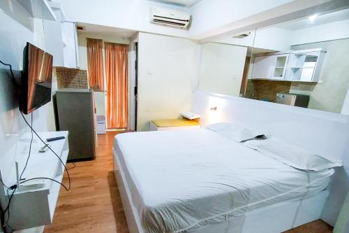 Postel nebo postele na pokoji v ubytování RedLiving Apartemen Green Lake View Ciputat - Juragan Rooms Tower B with Fast Wifi