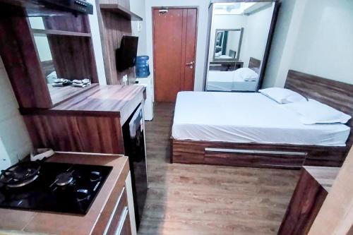 Postel nebo postele na pokoji v ubytování RedLiving Apartemen Green Lake View Ciputat - Juragan Rooms Tower B with Fast Wifi
