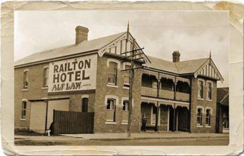 an old picture of a building with a raion hotel at Railton Hotel in Railton