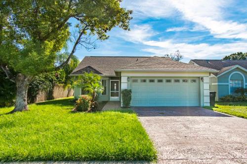 NEW Charming Lake View Home with Florida Room - Minutes from Hard Rock Casino!
