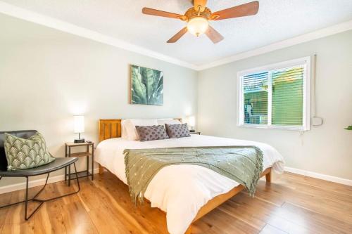 NEW Charming Lake View Home with Florida Room - Minutes from Hard Rock Casino!