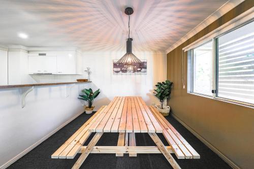a kitchen with a table in the middle of a room at Calamvale Business or Holiday like Home in Brisbane