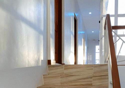 um quarto com uma escada e piso em madeira em Leonila's Travellers Inn em Iloilo