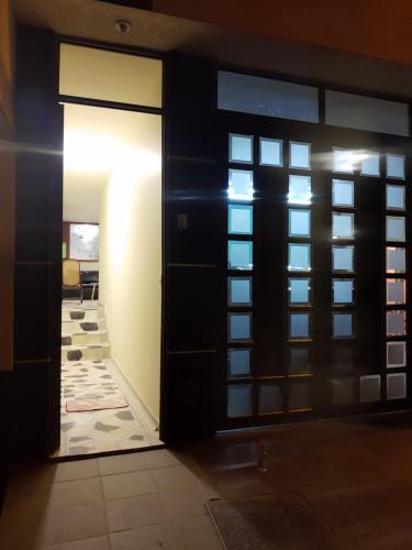 an entrance to a room with a door and a window at Apartamento Katie urbano in Paipa