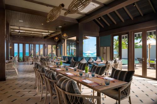 查汶的住宿－蘇梅島查汶塔納美居酒店，一间带长桌和椅子的用餐室