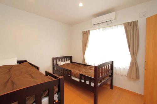 - 2 lits jumeaux dans une chambre avec fenêtre dans l'établissement Fujinokura Village A - Vacation STAY 84886, à Fujikawaguchiko