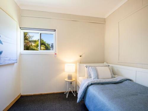 - une chambre avec un lit et une fenêtre dans l'établissement Boho Pet Friendly 1 Min Walk to Beach, à Culburra Beach