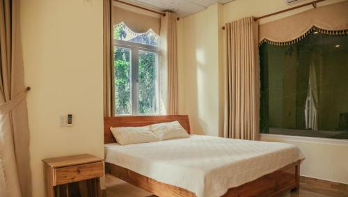 - une chambre avec un lit et une fenêtre dans l'établissement Manh Duyen Garden Homestay, à Duong Dong