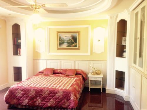 um quarto com uma cama e um quadro na parede em Precious Villa Italy just few minutes drive from Pesaro beach em Ripe