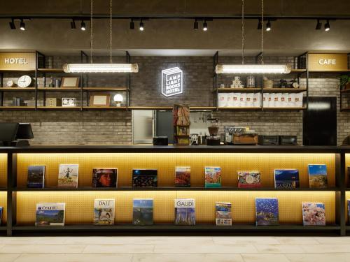 un restaurant avec une étagère et des produits alimentaires. dans l'établissement LAMP LIGHT BOOKS HOTEL fukuoka, à Fukuoka