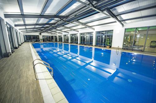 una grande piscina coperta con acqua blu di Crystal Resort a Bakuriani