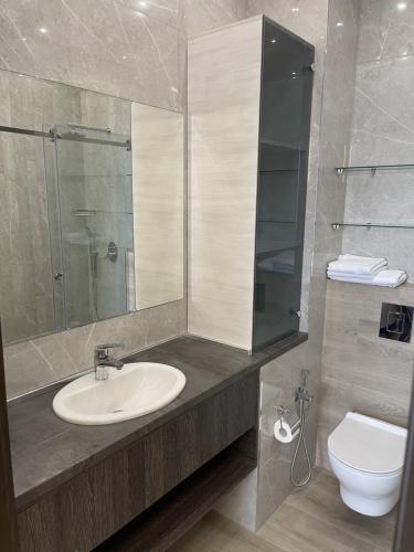 Ένα μπάνιο στο Luxury Penthouse With Incredible View