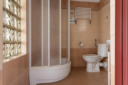 łazienka z toaletą i prysznicem w obiekcie Hotel Zamek w mieście Giżycko
