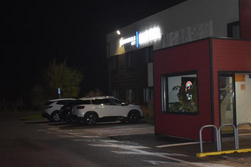 two white cars parked in a parking lot at night at The Originals City, L'Haut' Aile, Coquelles-Calais Tunnel s/Manche L'HAUTAILE in Coquelles