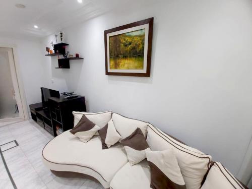 - un salon avec un canapé blanc et des oreillers dans l'établissement Ideal Appart Sidi Bou Said, à Sidi Bou Saïd