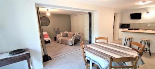 cocina y sala de estar con mesa en una habitación en Proche Centre Ville historique Aix avec PISCINE et grande terrasse Villa Pont de l'Arc, en Aix-en-Provence