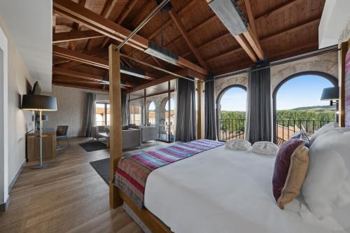 A bed or beds in a room at Castilla Termal Monasterio de Valbuena