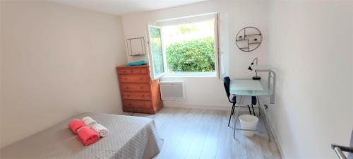 une chambre avec un lit, un bureau et une fenêtre dans l'établissement Villa Pont de l'Arc à Aix avec PISCINE au calme 92 m2, à Aix-en-Provence