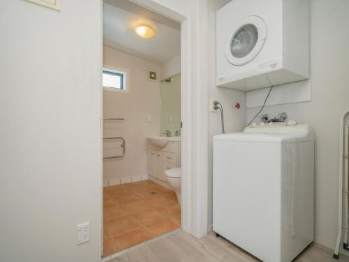 Bilik mandi di Beachy Keen - Whangamata Holiday Apartment
