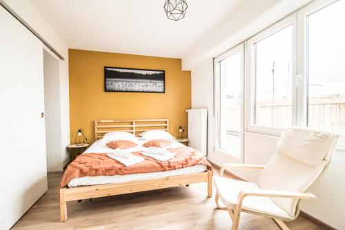 une chambre avec un lit et une télévision au mur dans l'établissement Lumineux - L'Envol - Terrasse, à Strasbourg