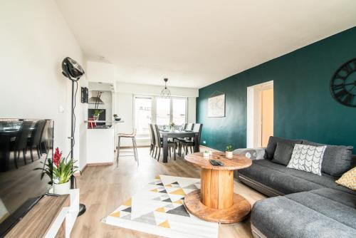 un salon avec un canapé et une table dans l'établissement Lumineux - L'Envol - Terrasse, à Strasbourg