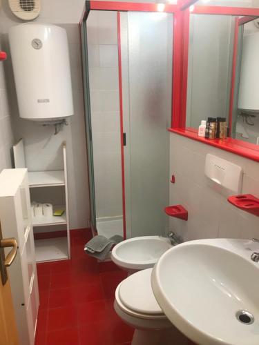 La salle de bains est pourvue de 2 lavabos, d'une douche et de 2 toilettes. dans l'établissement Alle pendici del Cervino- Condominio Grand'Ourse, à Breuil-Cervinia