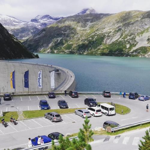 a parking lot with cars parked next to a lake at APARTMENT WALD - im Skigebiet Gerlitzen & Ossiacher See in Bodensdorf