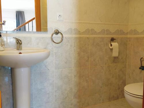 łazienka z umywalką i toaletą w obiekcie Nerja Sun Apartments Casa Cipreses 9 w mieście Nerja