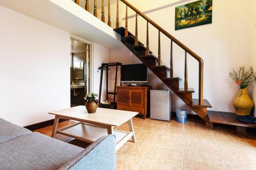 a living room with a couch and a table at Bali Lover in Jian