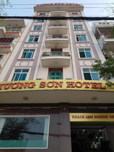 ein Gebäude mit einem Schild für ein falsches Sohn-Hotel in der Unterkunft Khách Sạn Hương Sơn in Bắc Giang