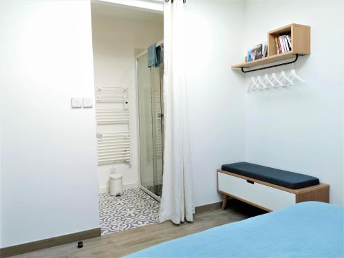 - une chambre avec une douche, un lit et un miroir dans l'établissement COCON - castelnaud, à Les Sables-dʼOlonne