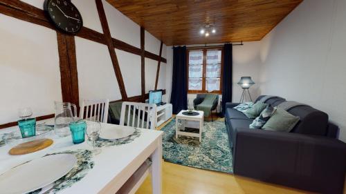 un salon avec un canapé et une table dans l'établissement Le Petit Thierenbach, à Colmar