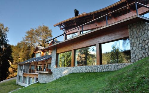 una casa sul fianco di una collina di Ruca Kuyen Golf & Resort a Villa La Angostura