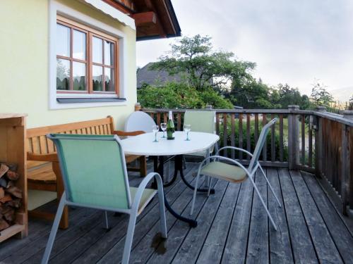 patio ze stołem i krzesłami na tarasie w obiekcie Holiday Home Landhaus Hubner - GBM320 by Interhome w mieście Gröbming