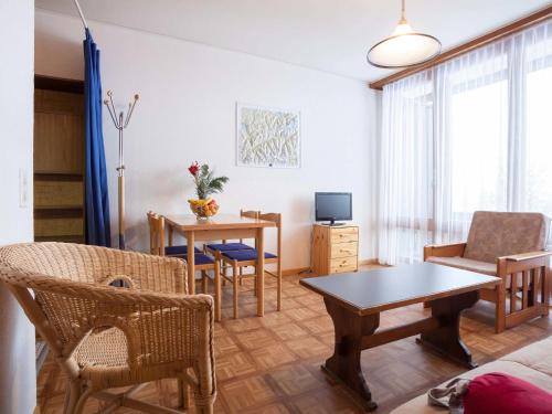 uma sala de estar com mesa e cadeiras em Studio Résidence Greppon by Interhome em Les Collons