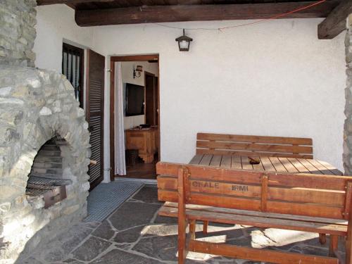 イムストにあるHoliday Home Solea - IST201 by Interhomeの石造りの暖炉の横に座る木製のベンチ