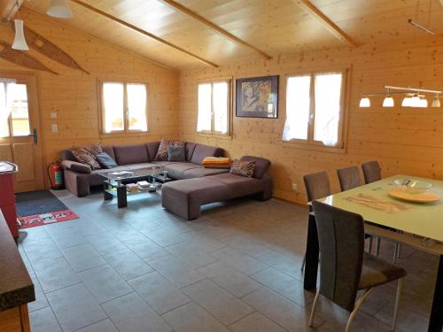 Chalet Heiti N- 17 by Interhome في Gsteig: غرفة معيشة مع أريكة وطاولة