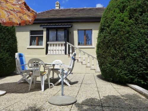 une table et des chaises devant une maison dans l'établissement Holiday Home 5- chemin de la Pralay by Interhome, à Bellevue