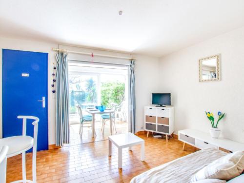 une chambre avec un lit et une salle à manger avec une table dans l'établissement Apartment Les terrasses de la Plage-1 by Interhome, au Cap d'Agde