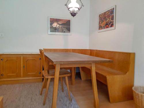 采爾馬特的住宿－采爾馬特康多爾酒店，一间带木桌和椅子的用餐室