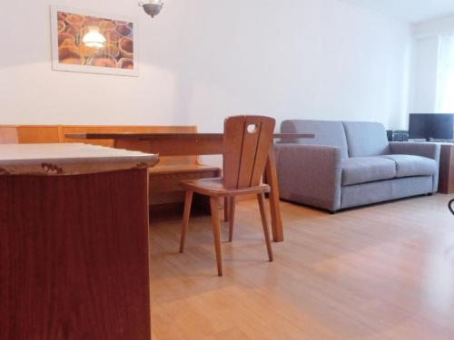 sala de estar con piano y sofá en Apartment Kondor by Interhome, en Zermatt