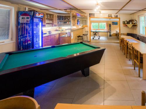 - un billard au milieu d'une pièce dans l'établissement Holiday Home Jirka - DEH120 by Interhome, à Žabovřesky