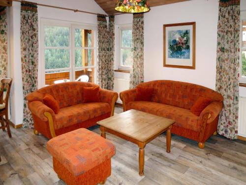 een woonkamer met 2 banken en een salontafel bij Holiday Home Sonnenschein by Interhome in Hornberg