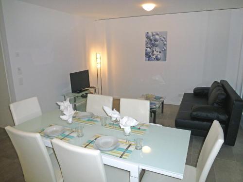 comedor con mesa y sofá en Apartment Bletilla by Interhome, en Locarno