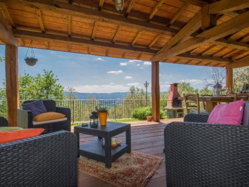eine Terrasse mit Stühlen und einem Tisch auf einer Terrasse in der Unterkunft Holiday Home Podere Le Coste by Interhome in Paterna