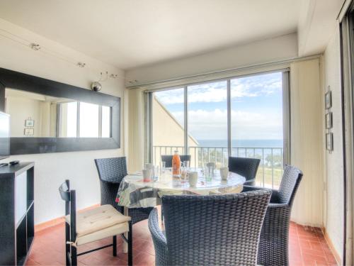 une cuisine et une salle à manger avec une table et des chaises dans l'établissement Apartment De La Plage-3 by Interhome, au Cap d'Agde